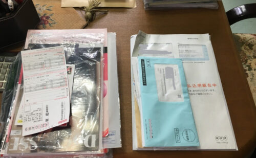 郵便物の仕分け作業